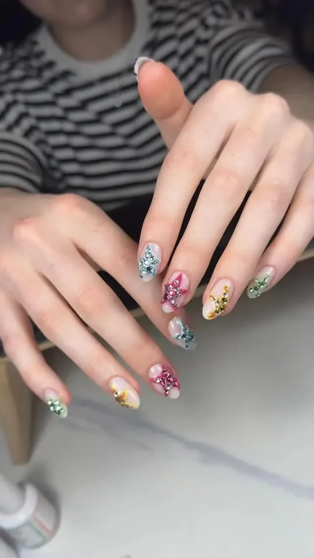 Mismatched nail art met bloemetjes