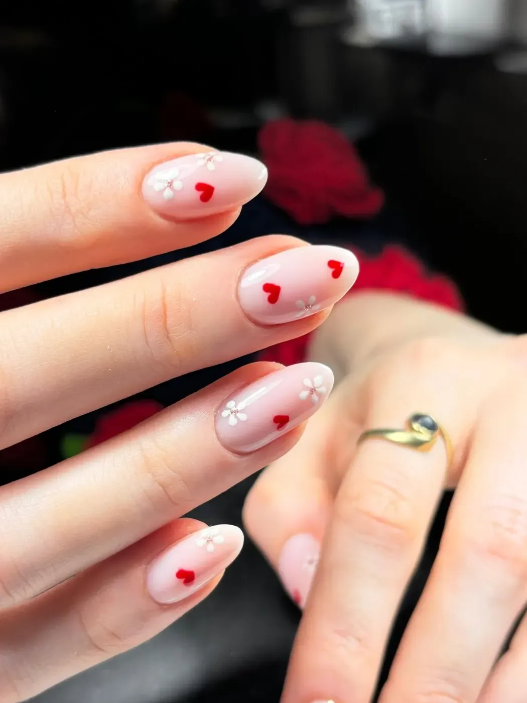 Nude nagels met kleine rode hartjes