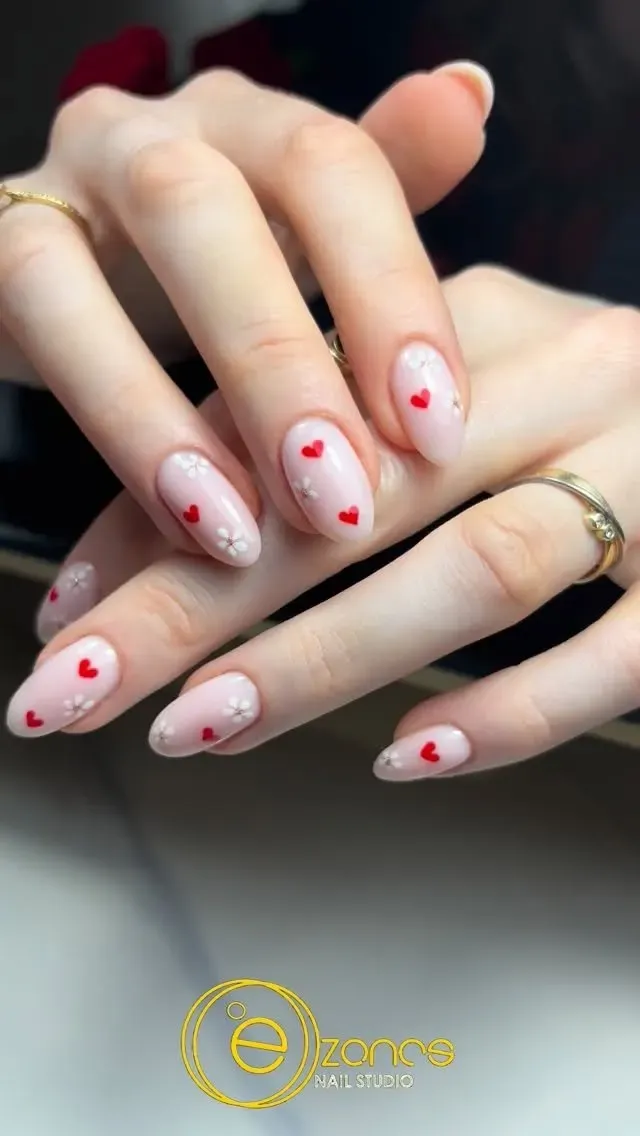 Nude nagels met rode hartjes