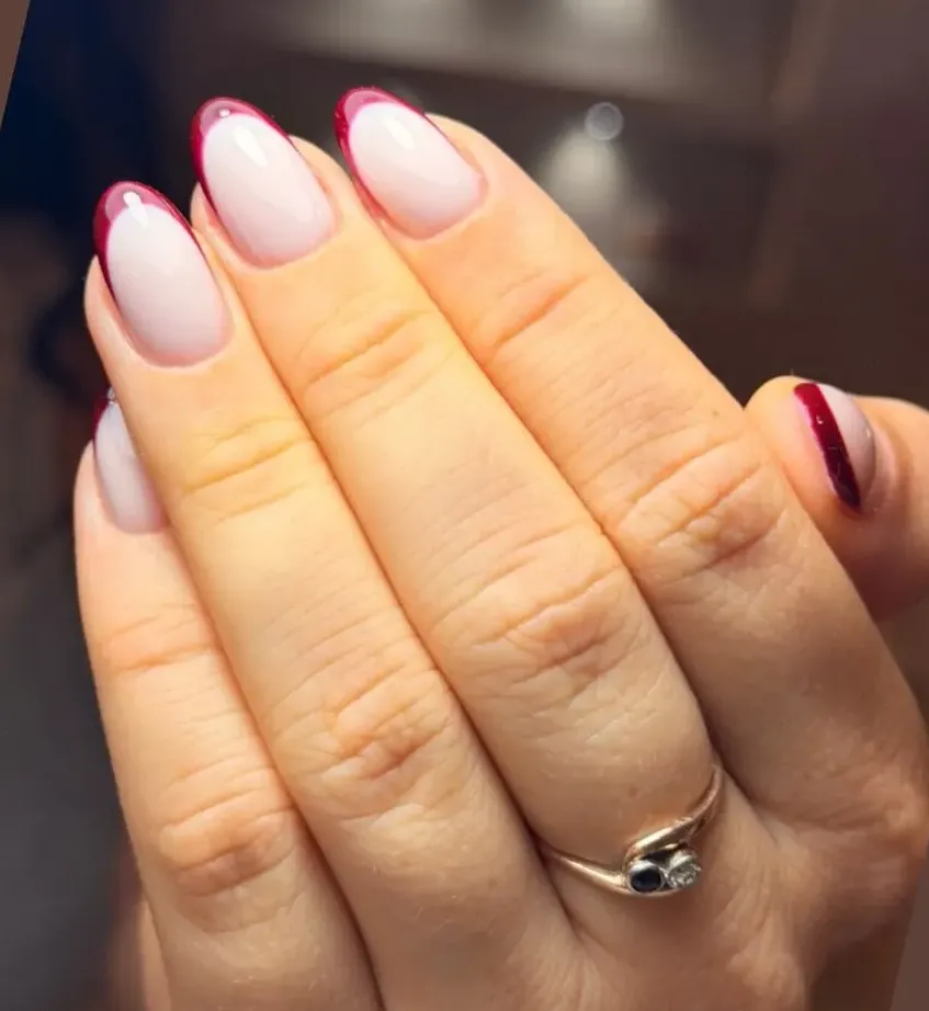 Nude nagels met een dunne rode micro-french