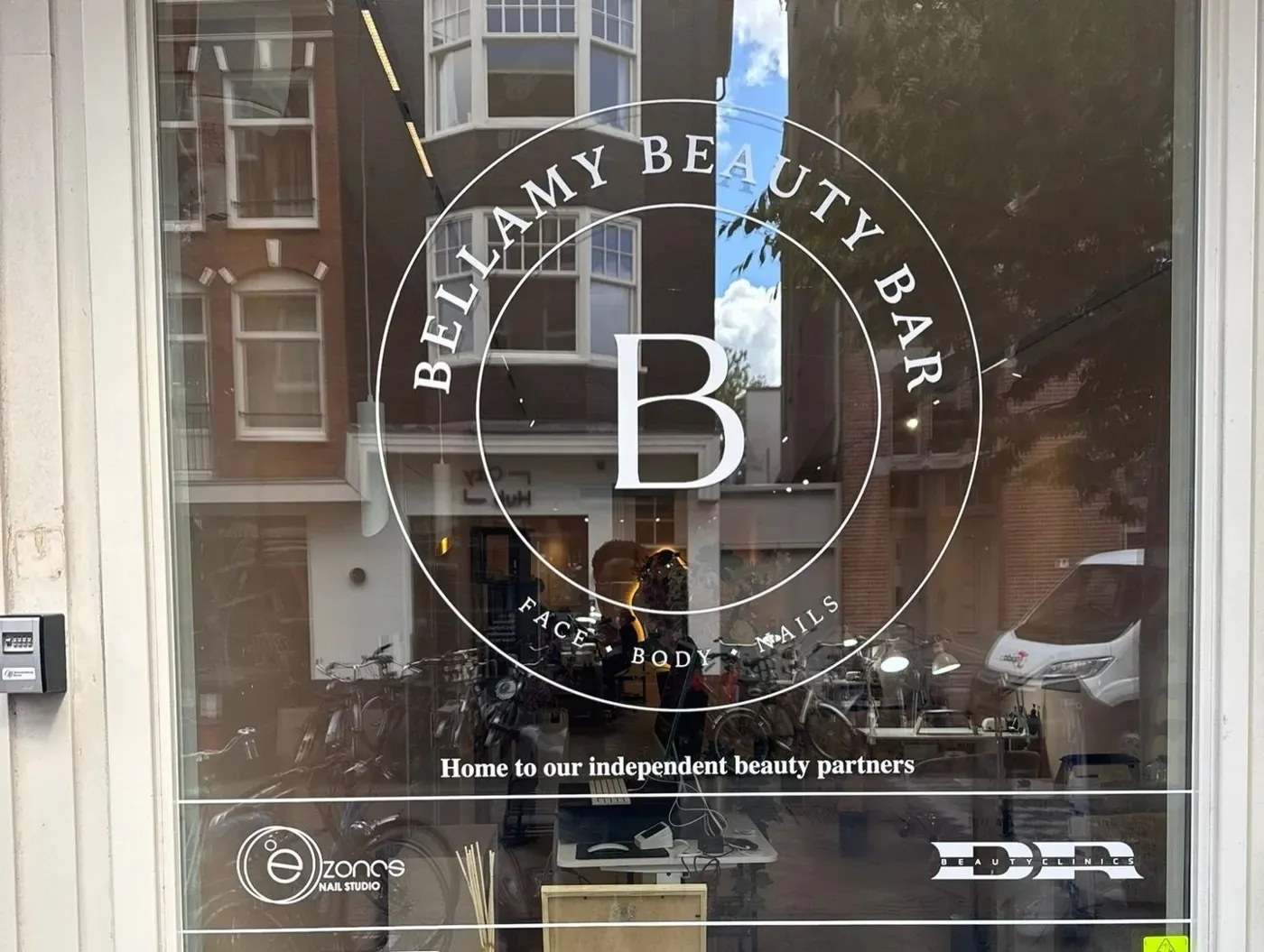 Het raam met het ronde Bellamy Beauty Bar-logo
